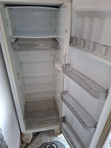 VENDE-SE GELADEIRA ESMALTEC USADA COM PEQUENAS AVARIAS(OBS: NÃO FAZEMOS A ENTREGA)
