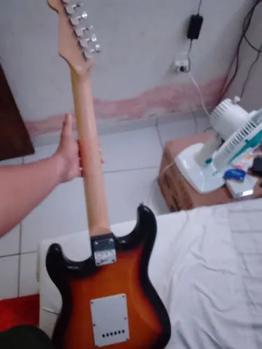Guitarra EWA NOVA JUNTO com equipamentos