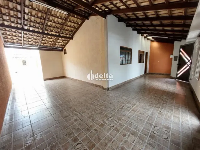 Casa com 3 quartos sendo 1 suíte disponível para venda no bairro Pacaembu em Uberlândia-MG