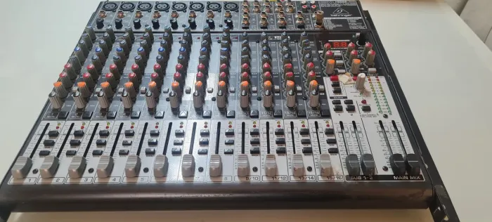 Mesa de som Behringer X2222 USB