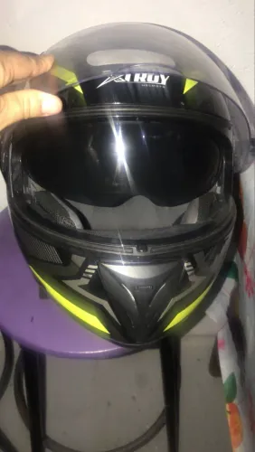 Capacete semi novo