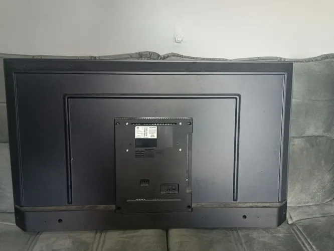 TV 50' Philips com a tela quebrada.