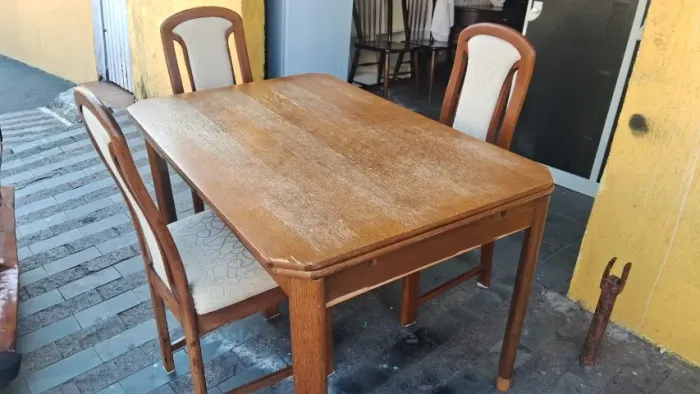 Mesa de madeira maciça com 3 cadeiras medidas 1,35,fechada aberta 1,50 x o,85 x 0,75