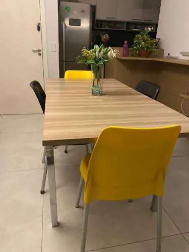 Mesa extensivel 4 e 6 lugares com 4 cadeiras tramontina