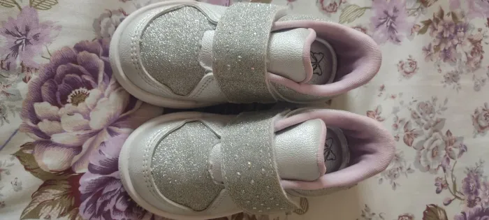 Vendo sapatos infantis tamanho 23 para menina
