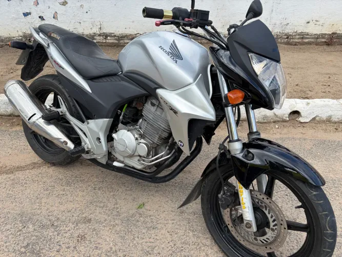 Cb 300 2010 muito conservada