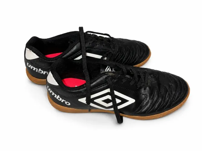 Chuteira Umbro Class para futsal