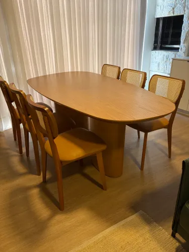 Mesa de jantar com 6 ou 8 lugares