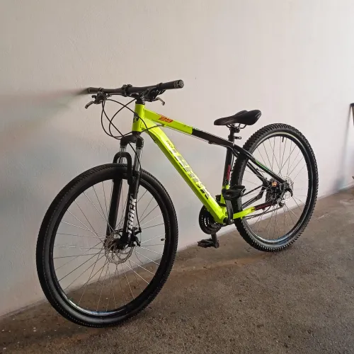 Bike zerada só pegar e andar pneu da frente meio careca mais roda muito ainda