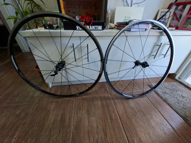 par de rodas shimano rs 11 para 9, 10 e 11 velocidades