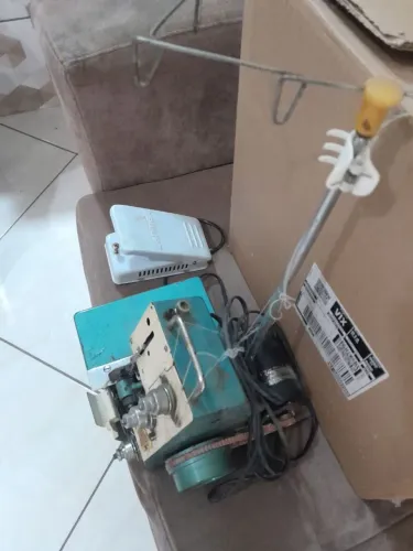 Vendo máquina overloque com todas as linhas 600 reais