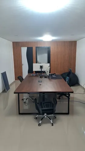 Mesa grande de mdf, estrutura em ferro