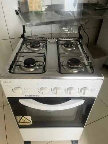Fogão elétrico quatro bocas, forno. semi-novo em bom estado.