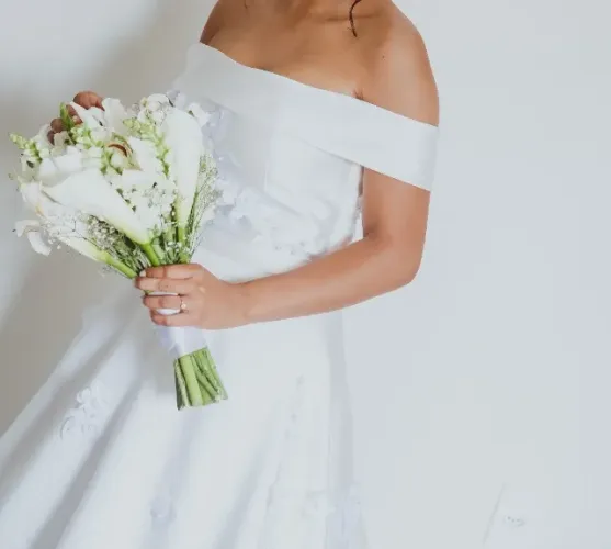 Vestido de Noiva Boho Chic em Zibeline Off-White com Flores 3D