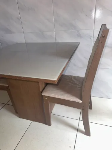 Mesa com 2 cadeiras 