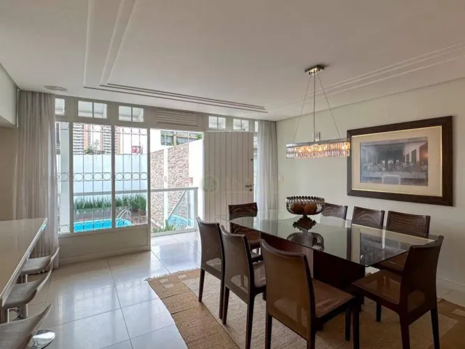 Locação | Casa de 324m² mobiliada com 3 quartos, área de lazer com piscina e churrasqueira