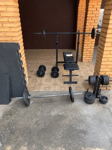 Equipamentos de academia pesos, barras e halteres completo