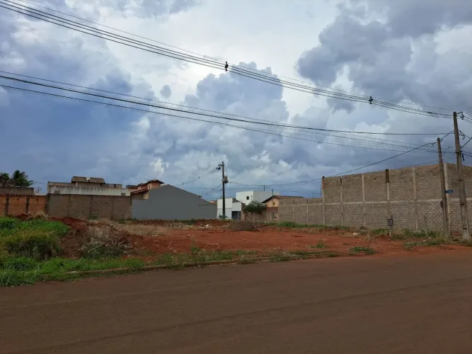Terreno à venda no bairro Jardim Sucupira em Uberlândia