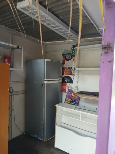 Vendo um trailer completo 3 jogos de mesas 1 geladeira 1 chapa de anburgue 1 estufa 