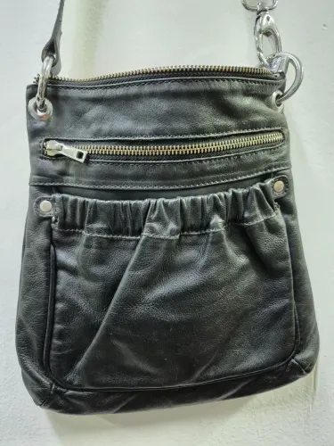 Bolsa Luz da Lua, tiracolo preta de couro legítimo com ferragens níquel e alçal.