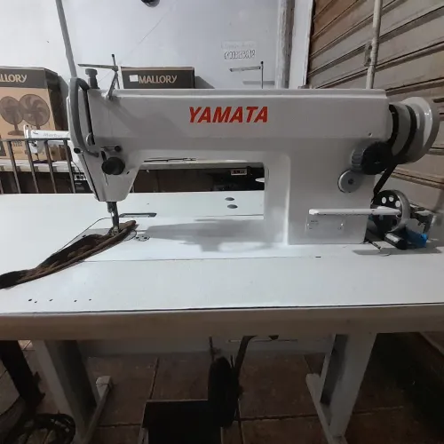 Máquina de costura industrial reta Yamata