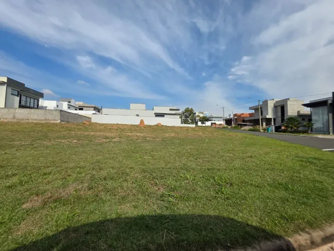 Terreno à venda no Condomínio Portal dos Bandeirantes em Salto (SP).