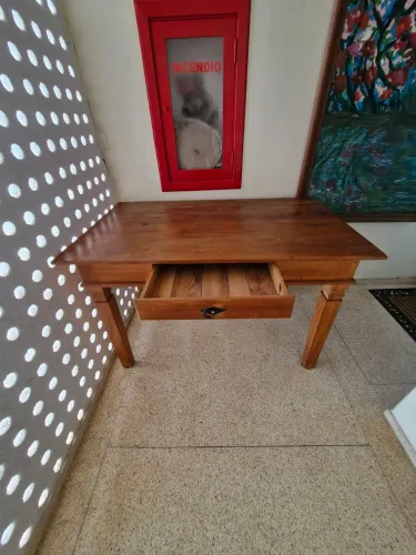 Mesa de jantar  de madeira maciça 