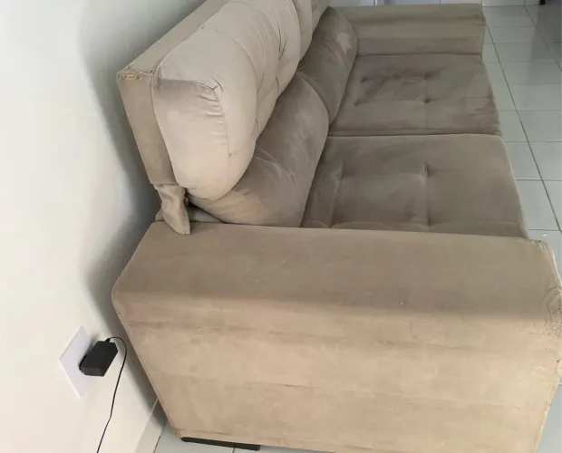Vende-se um sofá retrátil.