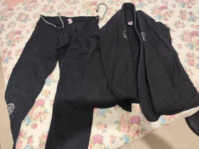 Kimono jiu-jitsu feminino semi novo tamanho A1