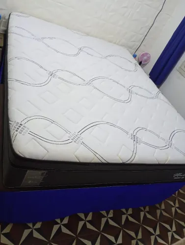 Vendo Conjunto BOX CASAL QUEEN (colchão+base)