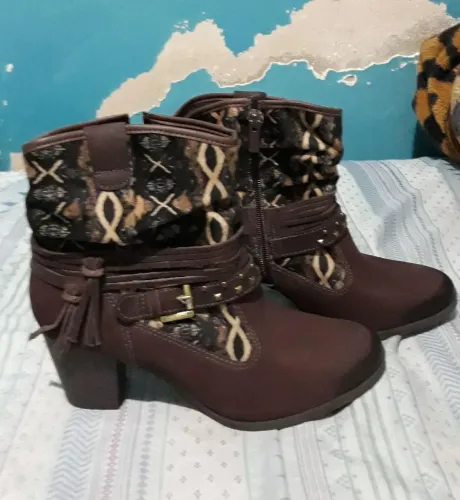 Bota de camurça marrom