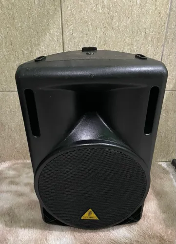Caixa Behringer 15 polegadas