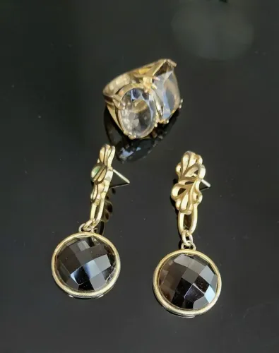 Conjunto Exclusivo Pedras Fumê, Brincos Pendentes com Anel Design Artístico.