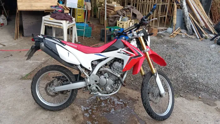 CRF 250l emplacada