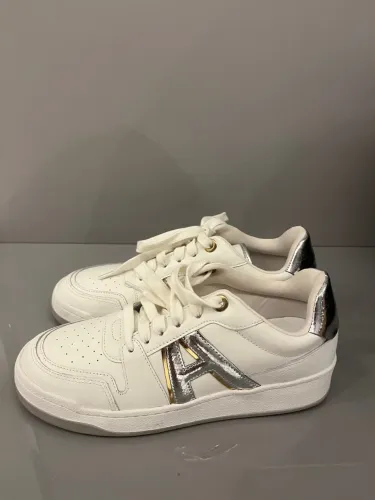 Tênis Arezzo Branco com Detalhe Preateado com Filetes e Ilhós Dourados TAM.:37 