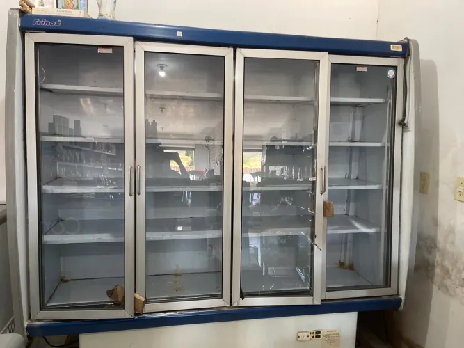Vende-se uma freezer vertical expositor motor novo