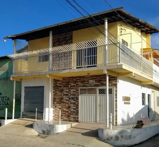 casa com ponto comercial e um apartamento