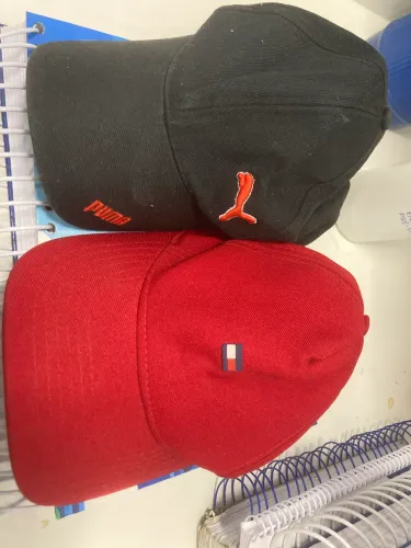 Boné preto da puma e boné vermelho da tommy