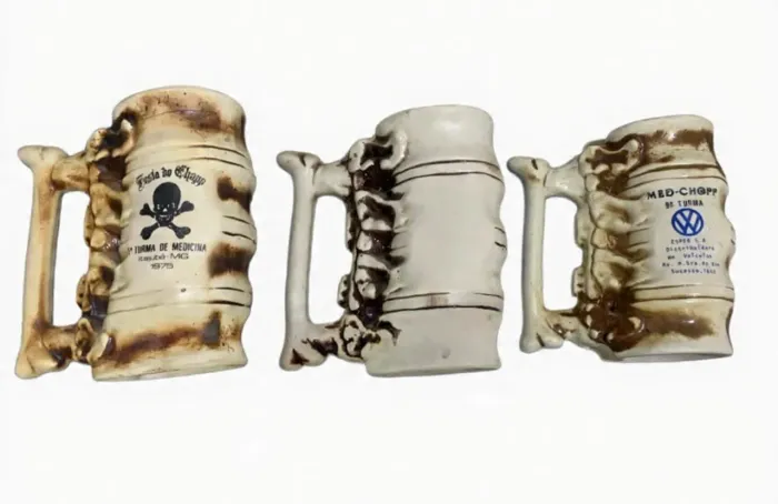 Lote: 3 canecas antigas de chopp, uma de 1650 e duas de 1975.