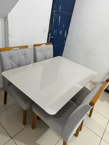Mesa de 4 lugares com cadeiras