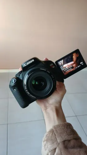 Vendo câmera canon T3i, junto com a lente 50mm e acompanha acessórios e adaptador