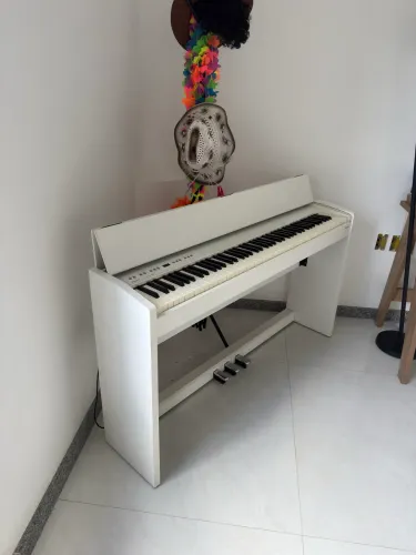 Piano Vertical Digital Roland F 130 R Branco 