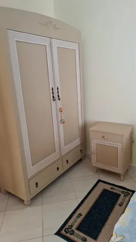 Armário Antigo 2 portas Imbuia e 1 criado mudo