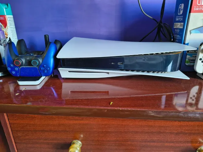 Vendo Playstation 5 com dois controles e base para carregar.