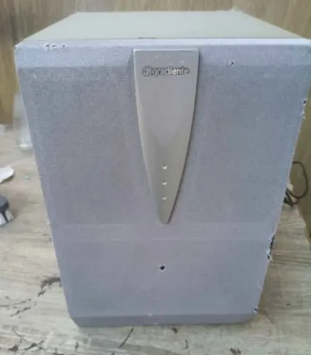 Caixa vintage de subwoofer gradiente funcionando perfeitamente