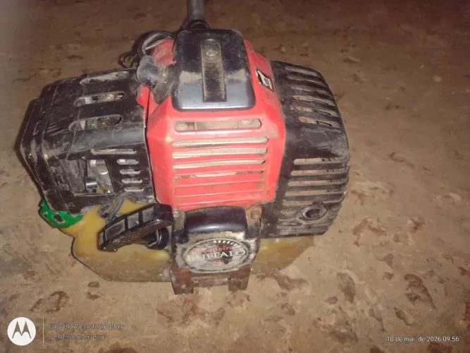 Vendo uma roçadeira toyama 50 c ótima pra quem tem sítio ou roça 
