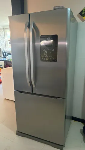 Vende - se uma geladeira grande semi nova, muito boa