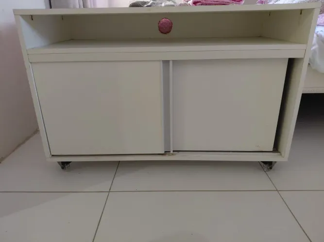 Rack Aparador Branco Com Rodinhas E Portas De Correr - 100% MDF