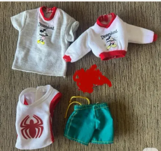 Lote Roupas Barbie bonecas e bonecos 30cm originais raridade Disney Ken Spiderman