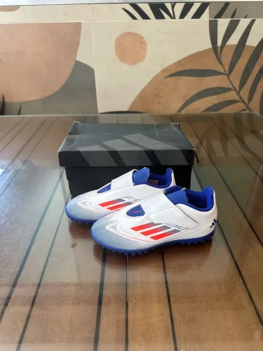 Chuteira Adidas club 27